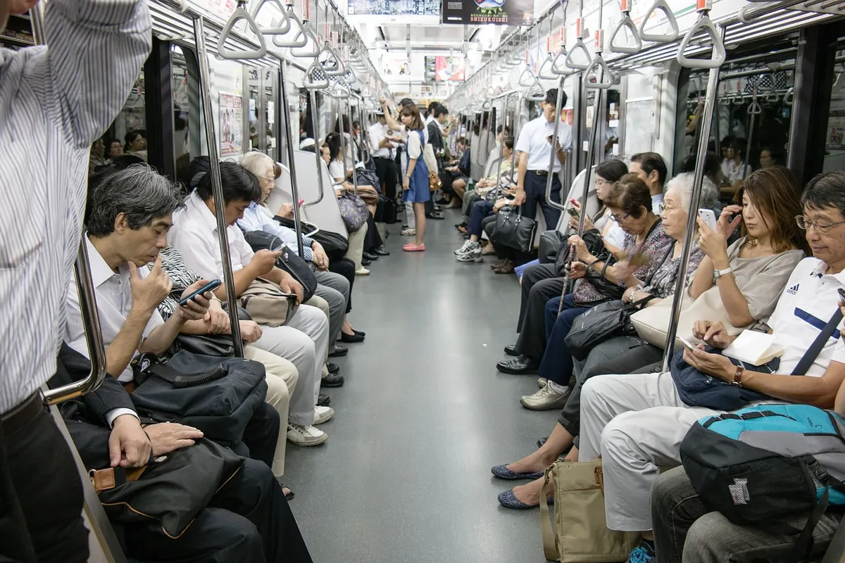 Free vs Paid News Apps Compared for UK Commuters